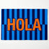 Palabra "HOLA" en naranja sobre fondo de rayas verticales azules y azul marino