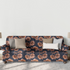Flores estilizadas en tonos ocre y marrón sobre fondo negro oscuro, diseño artístico botánico decorativo sutex sofa mockup