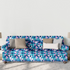 Patrón abstracto en tonos azul, turquesa, rosa y blanco con formas orgánicas superpuestas. sutex sofa mockup