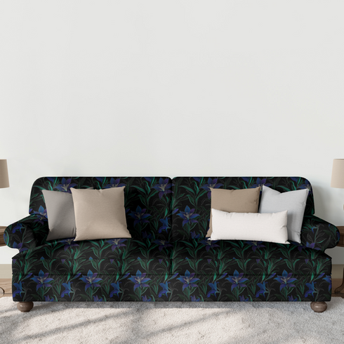 Patrón floral de elegantes lirios azul-púrpura con tallos verdes sobre fondo negro. sutex sofa mockup