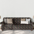 Patrón navideño con galletas decoradas en forma de estrellas, copos de nieve, árbol, casa y muñeco de jengibre sobre fondo negro. sutex sofa mockup