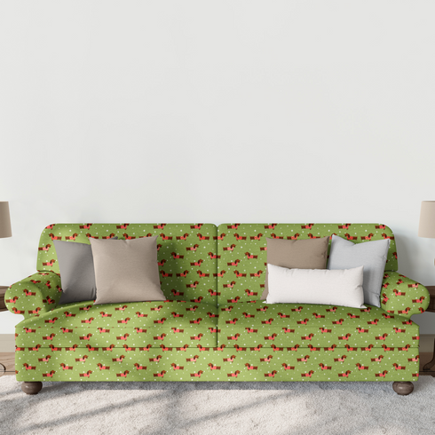 Patrón de perros salchichas marrones con bufandas rojas navideñas sobre fondo verde con estrellas blancas. sutex sofa mockup