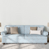Patrón de rayas azul cielo con flores rosadas pequeñas dispersas sobre fondo blanco sutex sofa mockup