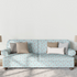 Patrón de rayas verticales turquesa sobre fondo blanco con motivos de hojas rosado coral dispersos sutex sofa mockup