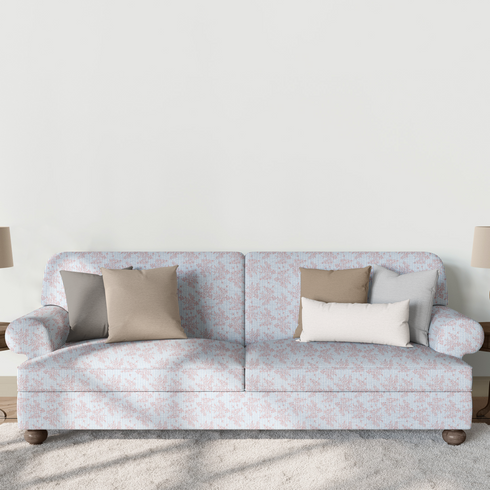 Patrón de rayas verticales azul cielo con delicadas flores rosado pálido dispersas sutex sofa mockup