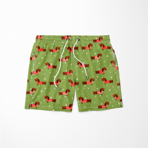 Patrón de perros salchichas marrones con bufandas rojas navideñas sobre fondo verde con estrellas blancas. sutex swimtrunks