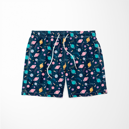 Colorido patrón espacial con planetas, estrellas y cometas en tonos pastel sobre fondo azul oscuro. sutex swimtrunks