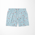 Patrón de rayas azul cielo con flores rosadas pequeñas dispersas sobre fondo blanco sutex swimtrunks