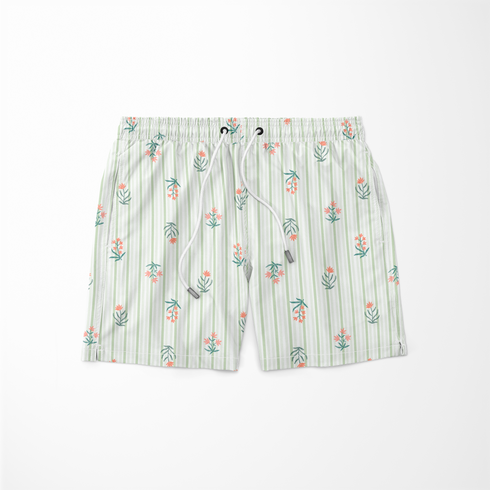Patrón de rayas verdes con flores coral y hojas dispersas sobre fondo crema sutex swimtrunks