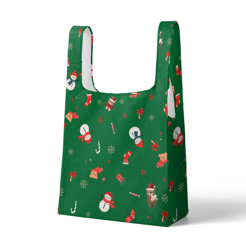 Patrón navideño sobre fondo verde con muñecos de nieve, calcetines, bastones de caramelo y copos de nieve sutex tote mockup
