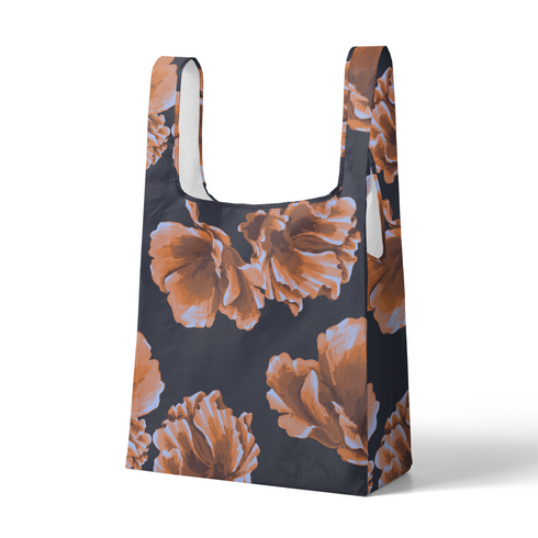 Flores estilizadas en tonos ocre y marrón sobre fondo negro oscuro, diseño artístico botánico decorativo sutex tote mockup