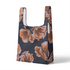 Flores estilizadas en tonos ocre y marrón sobre fondo negro oscuro, diseño artístico botánico decorativo sutex tote mockup