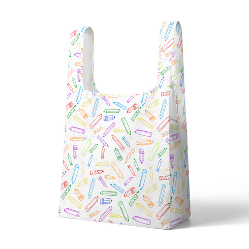 Patrón colorido de lápices y crayones dibujados en estilo lineal sobre fondo blanco sutex tote mockup