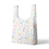 Patrón colorido de lápices y crayones dibujados en estilo lineal sobre fondo blanco sutex tote mockup