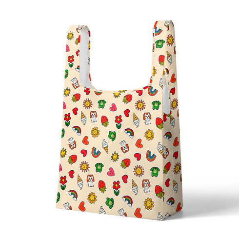 Patrón colorido de dibujos simples: corazones, fresas, arcoíris, helados, flores y pequeños animales sobre fondo beige claro. sutex tote mockup