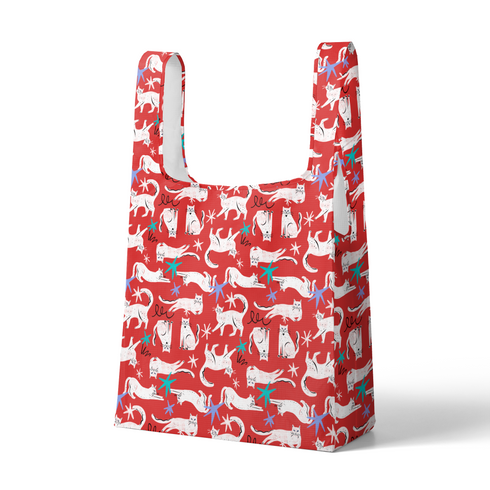 Patrón de gatos blancos dibujados a mano sobre fondo rojo con estrellas de mar azules y turquesa sutex tote mockup
