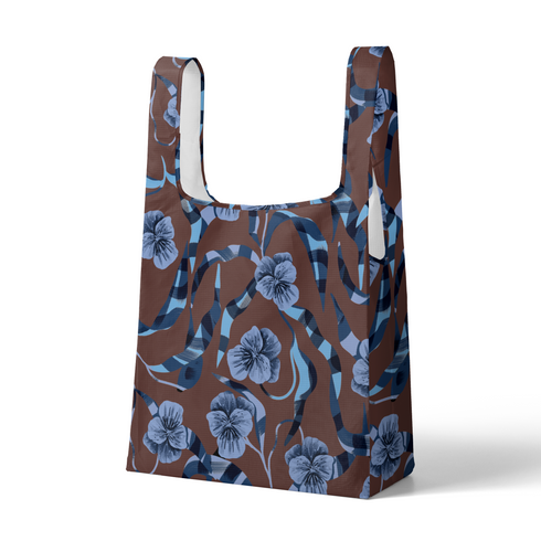 Patrón floral de pensamientos azules sobre fondo marrón con cintas azul y blanco entrecruzadas sutex tote mockup