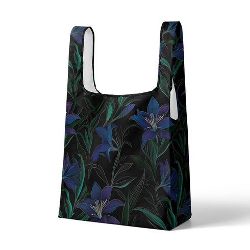 Patrón floral de elegantes lirios azul-púrpura con tallos verdes sobre fondo negro. sutex tote mockup