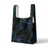 Patrón floral de elegantes lirios azul-púrpura con tallos verdes sobre fondo negro. sutex tote mockup