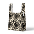 Patrón floral artístico en blanco y negro con flores grandes de trazos expresivos y hojas estilizadas. sutex tote mockup