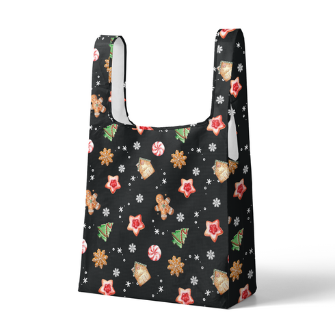 Patrón navideño con galletas decoradas en forma de estrellas, copos de nieve, árbol, casa y muñeco de jengibre sobre fondo negro. sutex tote mockup