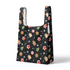 Patrón navideño con galletas decoradas en forma de estrellas, copos de nieve, árbol, casa y muñeco de jengibre sobre fondo negro. sutex tote mockup
