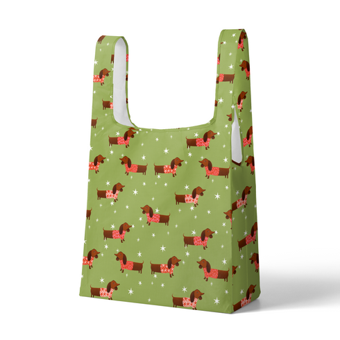 Patrón de perros salchichas marrones con bufandas rojas navideñas sobre fondo verde con estrellas blancas. sutex tote mockup