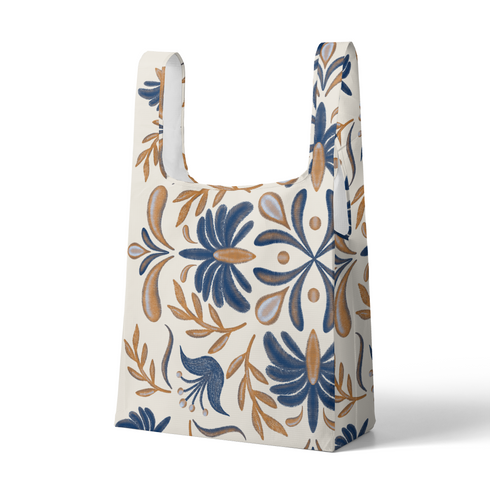 Diseño floral simétrico con motivos azules y marrón dorado en estilo folk, ornamento decorativo tradicional sutex tote mockup