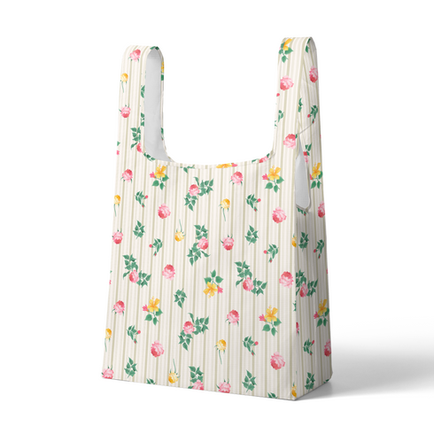 Patrón floral con rosas rosadas y amarillas sobre fondo de rayas beige y crema con hojas verdes sutex tote mockup