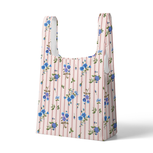Patrón floral con rosas azules sobre fondo de rayas rosadas y blancas verticales delicadas sutex tote mockup