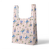 Patrón floral con rosas azules sobre fondo de rayas rosadas y blancas verticales delicadas sutex tote mockup