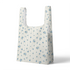 Patrón de flores azules pequeñas sobre fondo de rayas beige y blanco, estilo delicado y fresco sutex tote mockup