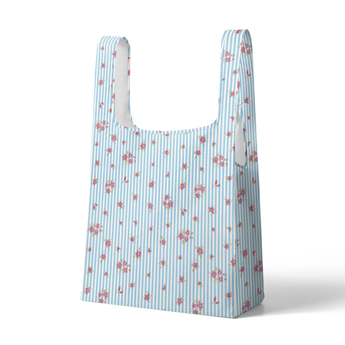 Patrón de rayas azul cielo con flores rosadas pequeñas dispersas sobre fondo blanco sutex tote mockup