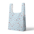 Patrón de rayas azul cielo con flores rosadas pequeñas dispersas sobre fondo blanco sutex tote mockup
