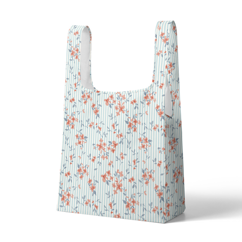 Patrón floral coral y gris sobre rayas azul cielo, flores delicadas con hojas decorativas sutex tote mockup