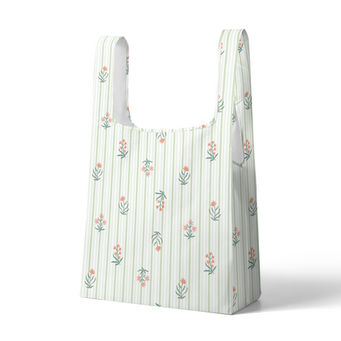 Patrón de rayas verdes con flores coral y hojas dispersas sobre fondo crema sutex tote mockup