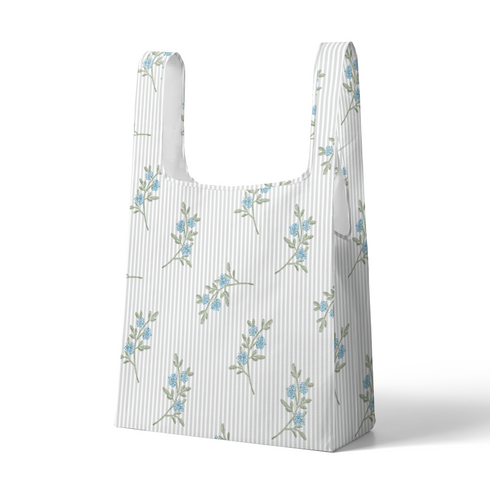 Patrón floral azul con ramas delicadas sobre fondo de rayas blancas y grises, estilo botánico sutex tote mockup