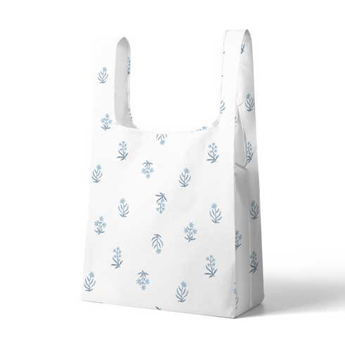 Patrón delicado con pequeñas ramas azules dispersas sobre fondo blanco, estilo botánico minimalista sutex tote mockup