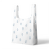 Patrón delicado con pequeñas ramas azules dispersas sobre fondo blanco, estilo botánico minimalista sutex tote mockup