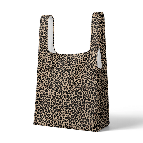 Estampado animal print de leopardo en café y beige sobre fondo negro sutex tote mockup