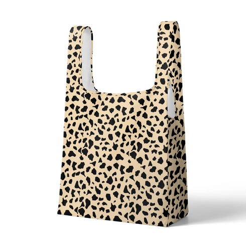 Patrón de pepas irregulares negras sobre fondo beige estilo animal print sutex tote mockup