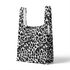 Patrón de leopardo negro sobre fondo blanco con manchas irregulares distribuidas verticalmente sutex tote mockup