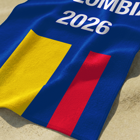 Bandera de Colombia con franjas azul, amarilla y roja sobre fondo azul con texto "COLOMBIA 2026 sutex towel closeup