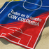 Cancha de fútbol con colores de la bandera colombiana: amarillo, azul y rojo con texto promocional sutex towel closeup