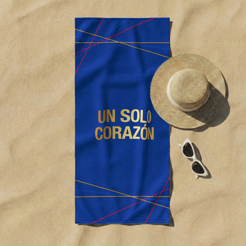 Fondo azul marino con líneas geométricas doradas y rojas, texto "UN SOLO CORAZÓN" en amarillo sutex towel fullview