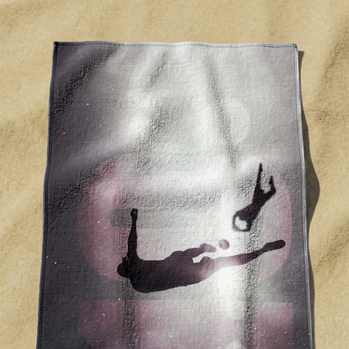 Silueta de persona saltando en el aire con fondo negro estrellado y luces brillantes blancas sutex towel medium
