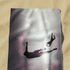Silueta de persona saltando en el aire con fondo negro estrellado y luces brillantes blancas sutex towel medium