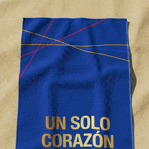 Fondo azul marino con líneas geométricas doradas y rojas, texto "UN SOLO CORAZÓN" en amarillo sutex towel medium