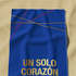 Fondo azul marino con líneas geométricas doradas y rojas, texto "UN SOLO CORAZÓN" en amarillo sutex towel medium