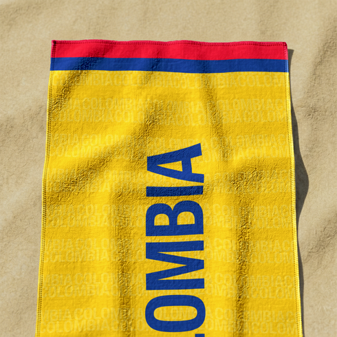 Bandera amarilla con texto azul "COLOMBIA" invertido, bordes rojos laterales sutex towel medium